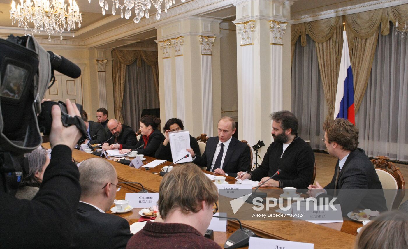 Vladimir Putin holds meeting with foreign journalists