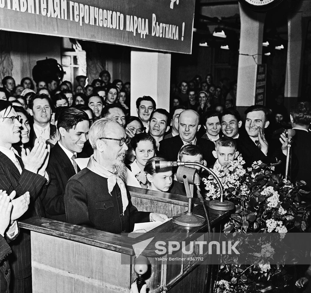 Ho Chi Minh addresses workers of the Parizhskaya Kommuna shoe factory