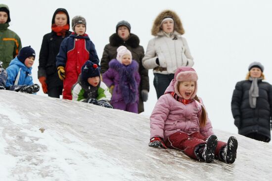 Children ice sliding in Moscow