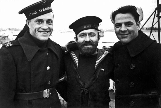 Russian, British and US sailors in 1945