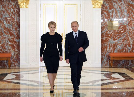 Vladimir Putin at negotiations with Yulia Timoshenko