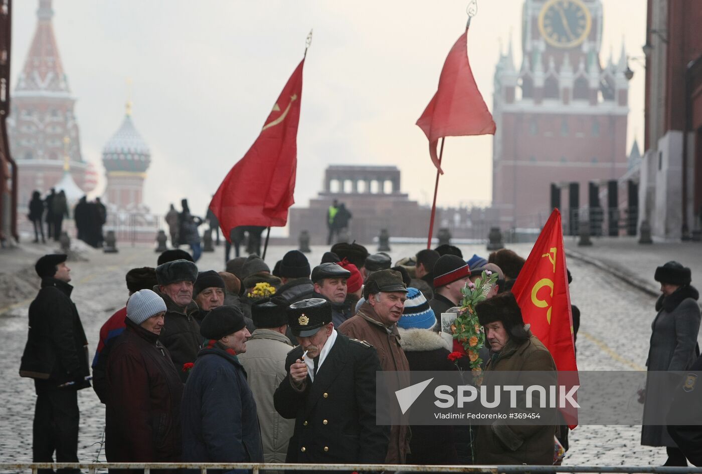 Communists laying wreaths at the Lenin Mausoleum