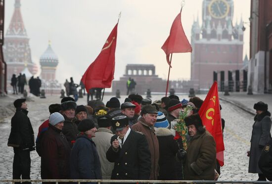 Communists laying wreaths at the Lenin Mausoleum