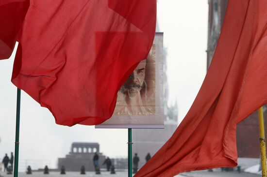 Communists laying wreaths at the Lenin Mausoleum