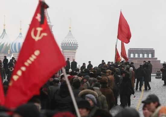 Communists laying wreaths at the Lenin Mausoleum