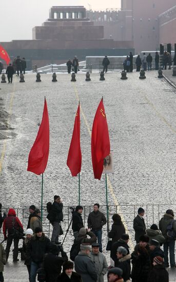 Communists laying wreaths at the Lenin Mausoleum