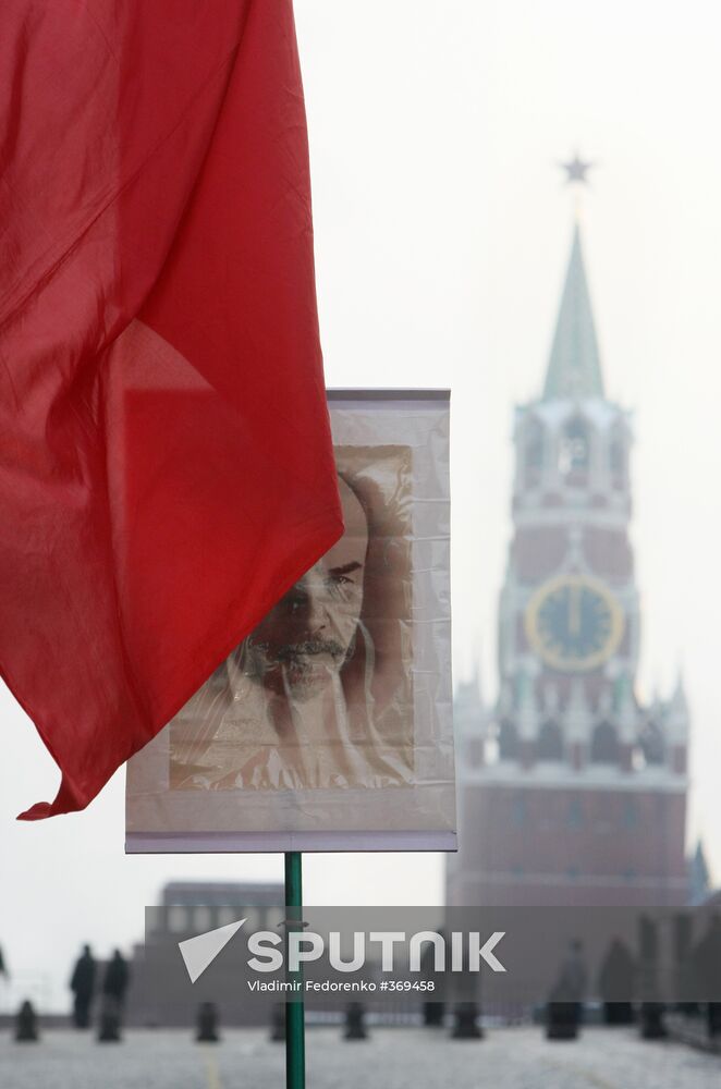 Communists laying wreaths at the Lenin Mausoleum