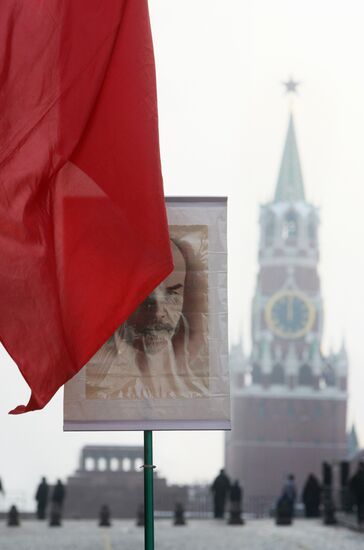Communists laying wreaths at the Lenin Mausoleum