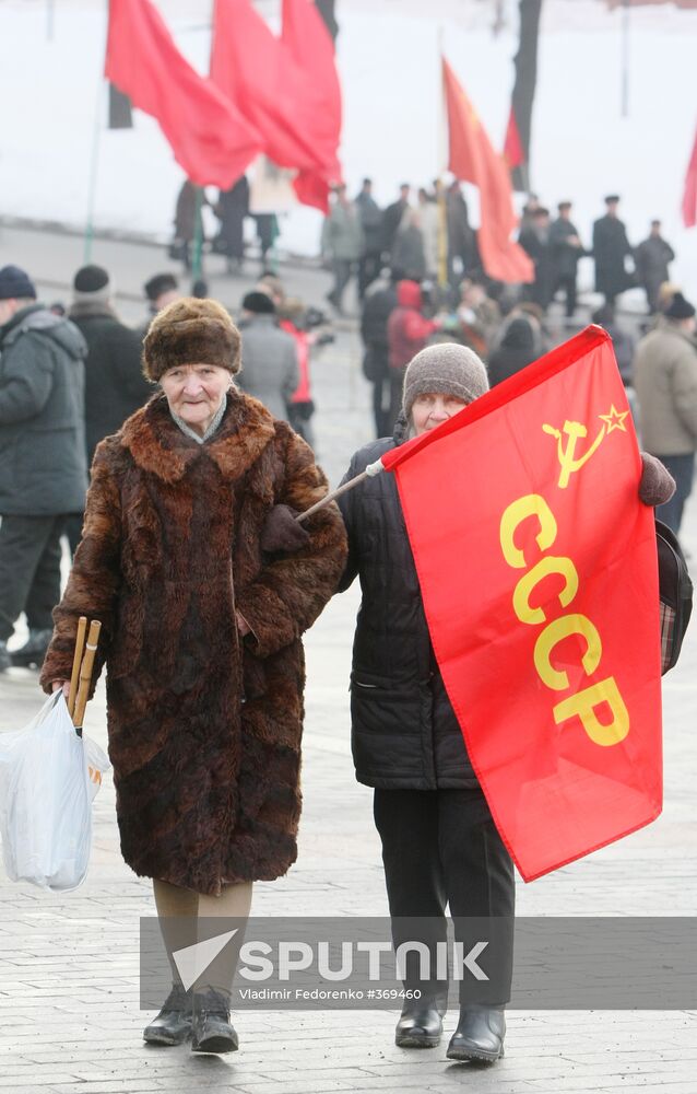 Communists laying wreaths at the Lenin Mausoleum