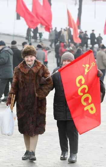 Communists laying wreaths at the Lenin Mausoleum