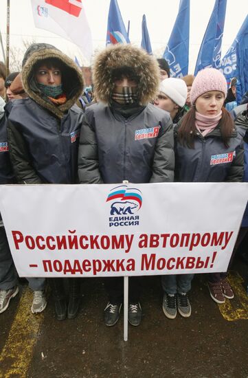 United Russia members rally to support Russian car makers
