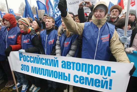 United Russia members rally to support Russian car makers