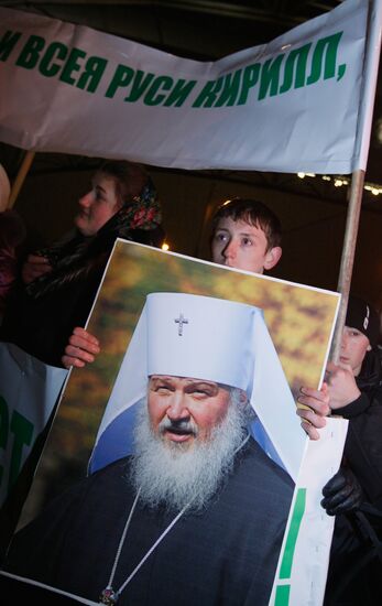 Russians rally outside Moscow's Christ the Savior Cathedral