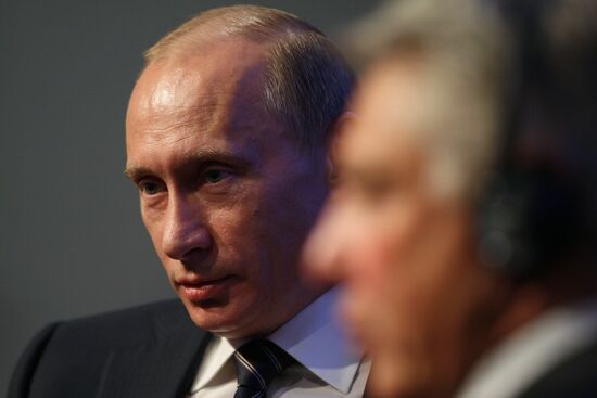 Vladimir Putin meets with top businessmen