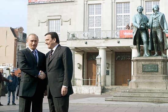V.Putin and G.Schroeder during their walk in Weimar