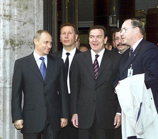 V.Putin and G.Schroeder during their walk in Weimar