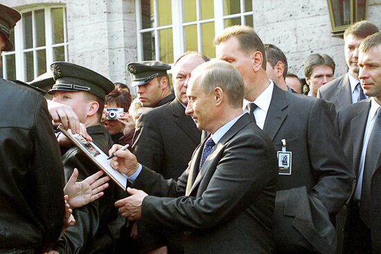 V.Putin and G.Schroeder during their walk in Weimar