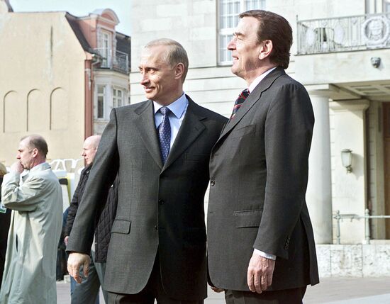 V.Putin and G.Schroeder during their walk in Weimar