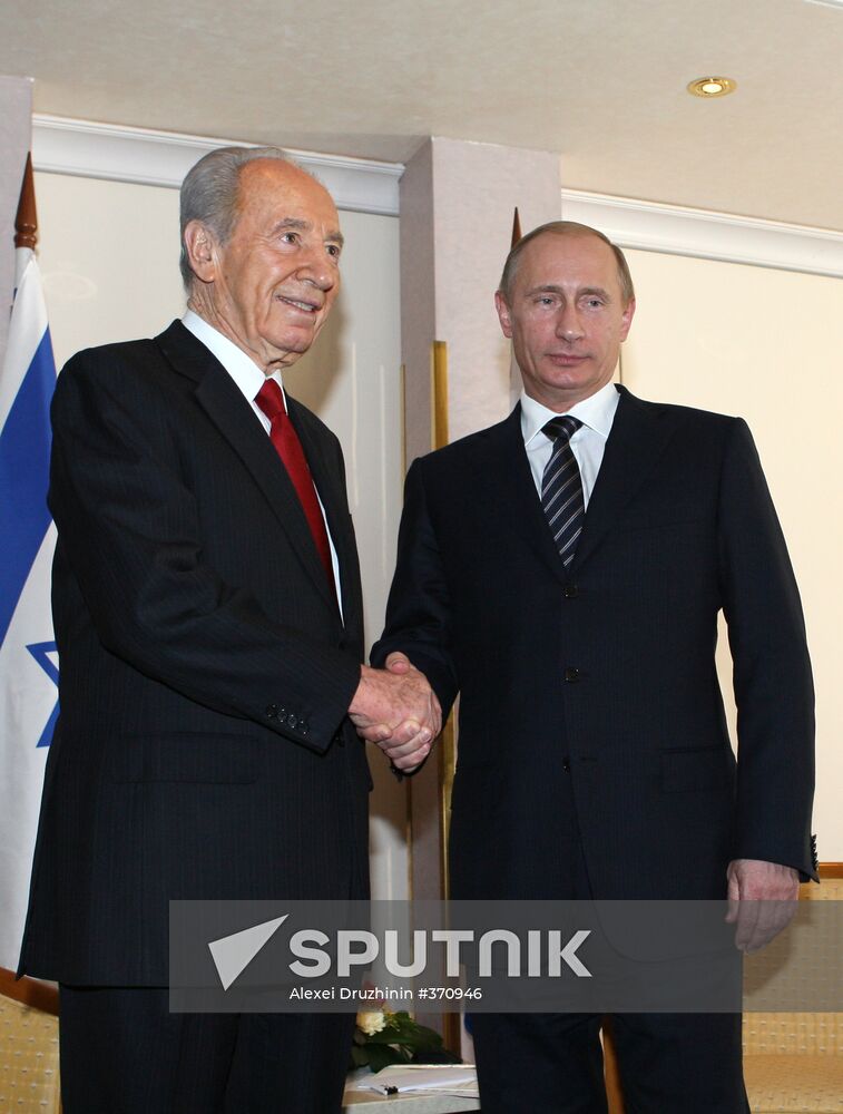 Vladimir Putin meets with Shimon Peres