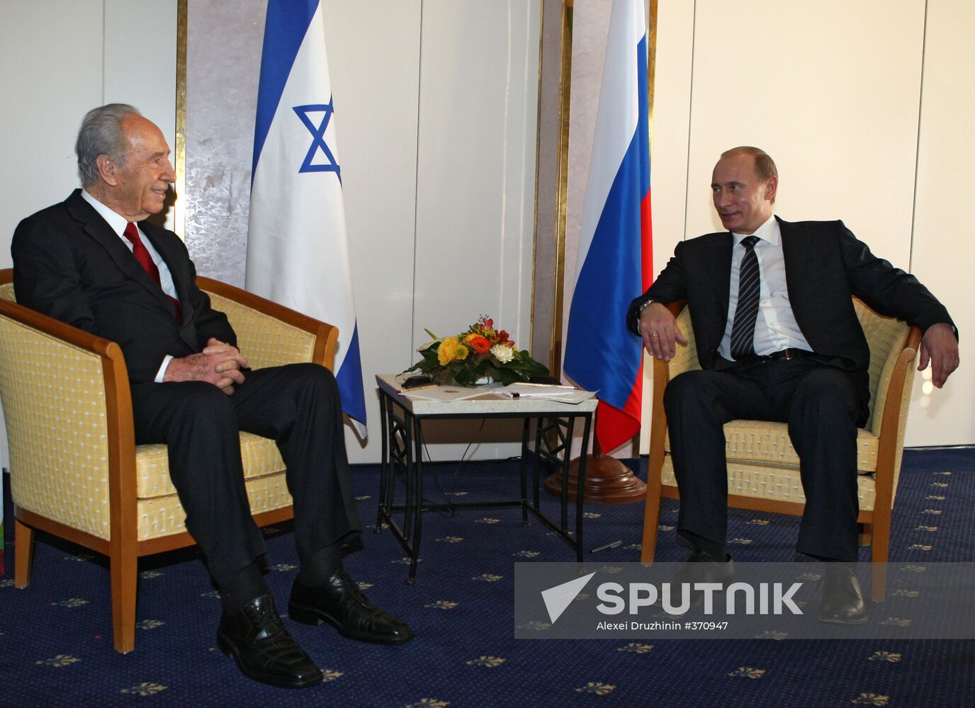 Vladimir Putin meets with Shimon Peres