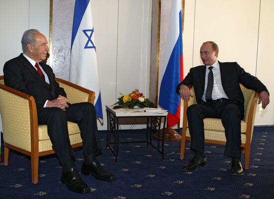 Vladimir Putin meets with Shimon Peres