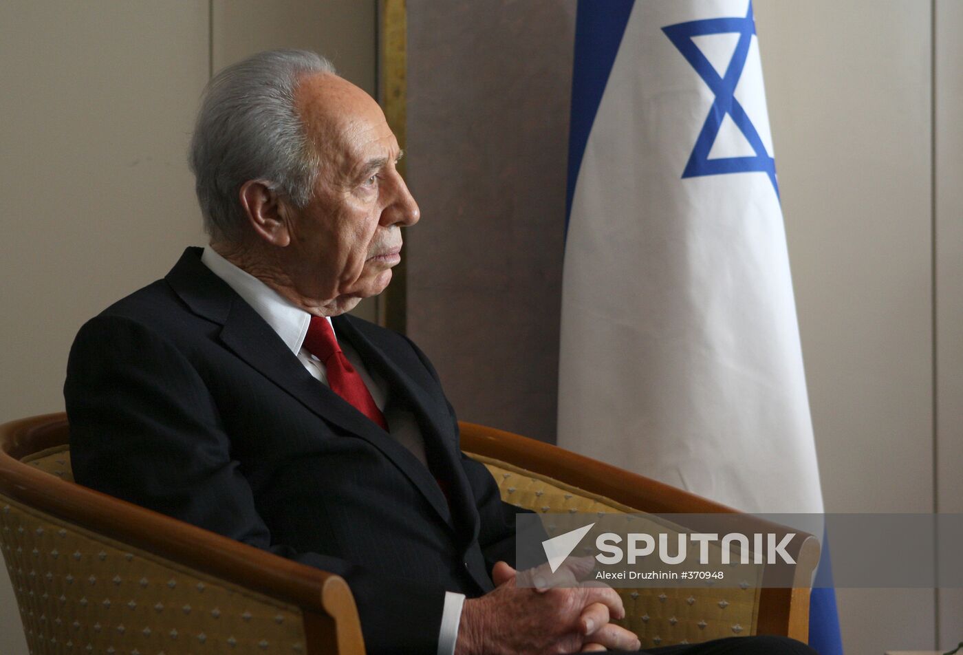 Vladimir Putin meets with Shimon Peres