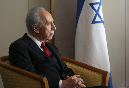 Vladimir Putin meets with Shimon Peres