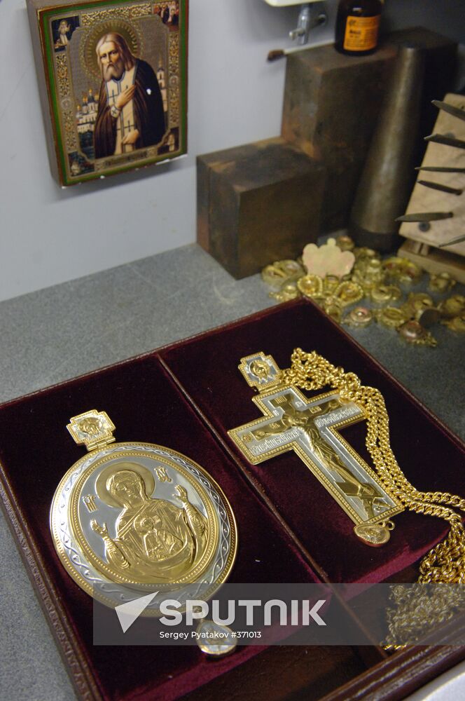Medallion and cross for Church Council members