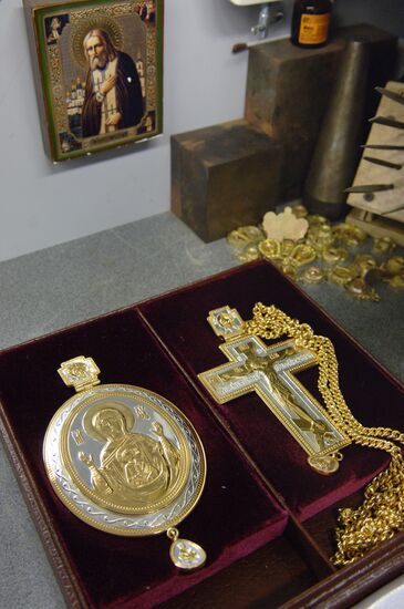 Medallion and cross for Church Council members