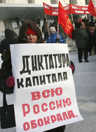 Communists rally in Novosibirsk against surging prices