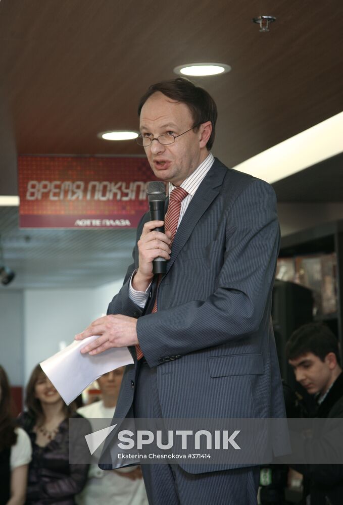 First Pioneer Readings held in bookstore Respublika Lotte Plaza
