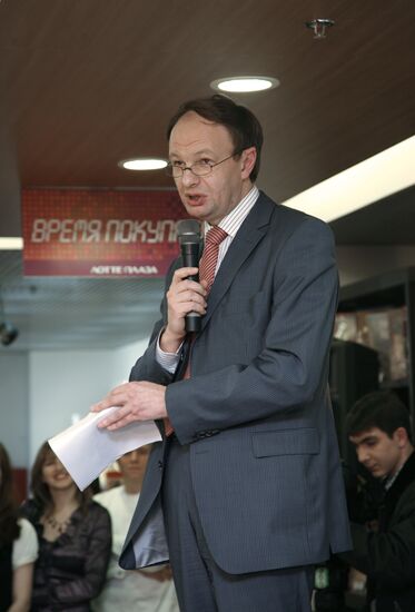 First Pioneer Readings held in bookstore Respublika Lotte Plaza