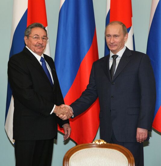 Vladimir Putin meeting with Raul Castro