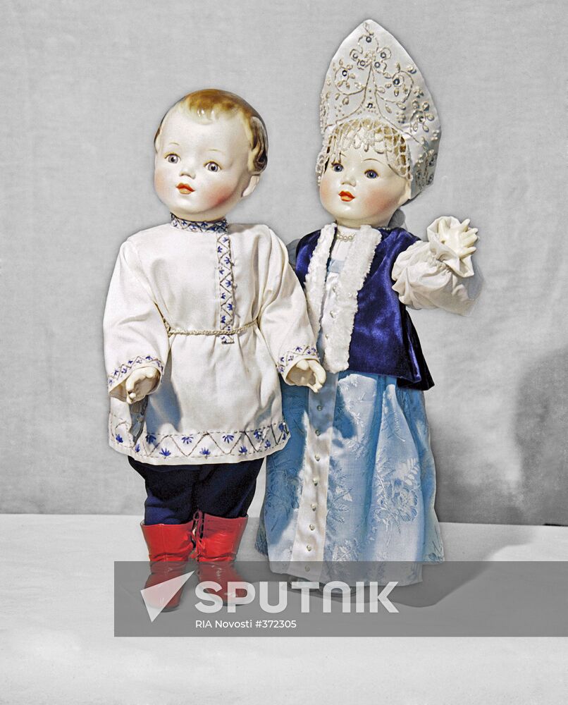 Dolls in Russian national costumes