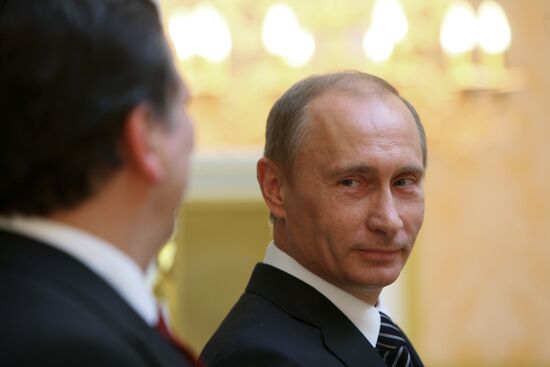 Press conference by Vladimir Putin and Jose Manue