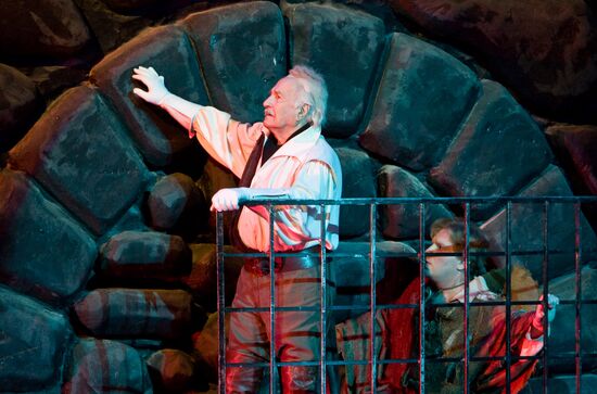 Vladimir Zeldin stars in the play "Man From La Mancha"