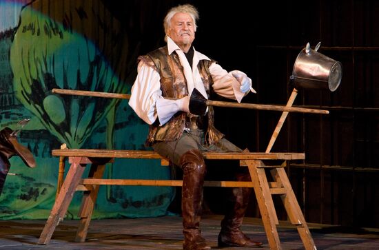 Vladimir Zeldin stars in the play "Man From La Mancha"