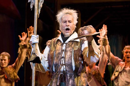 Vladimir Zeldin stars in the play "Man From La Mancha"