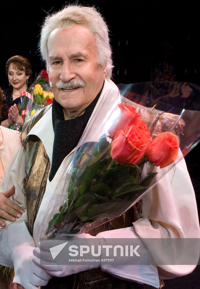 Vladimir Zeldin stars in the play "Man From La Mancha"