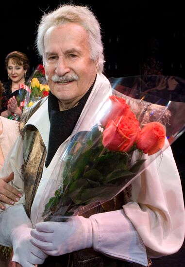 Vladimir Zeldin stars in the play "Man From La Mancha"