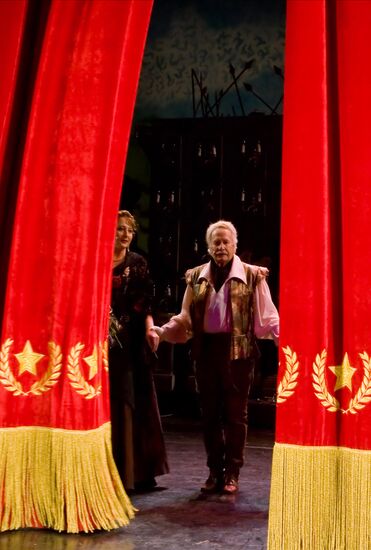 Vladimir Zeldin stars in the play "Man From La Mancha"