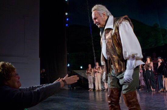 Vladimir Zeldin stars in the play "Man From La Mancha"
