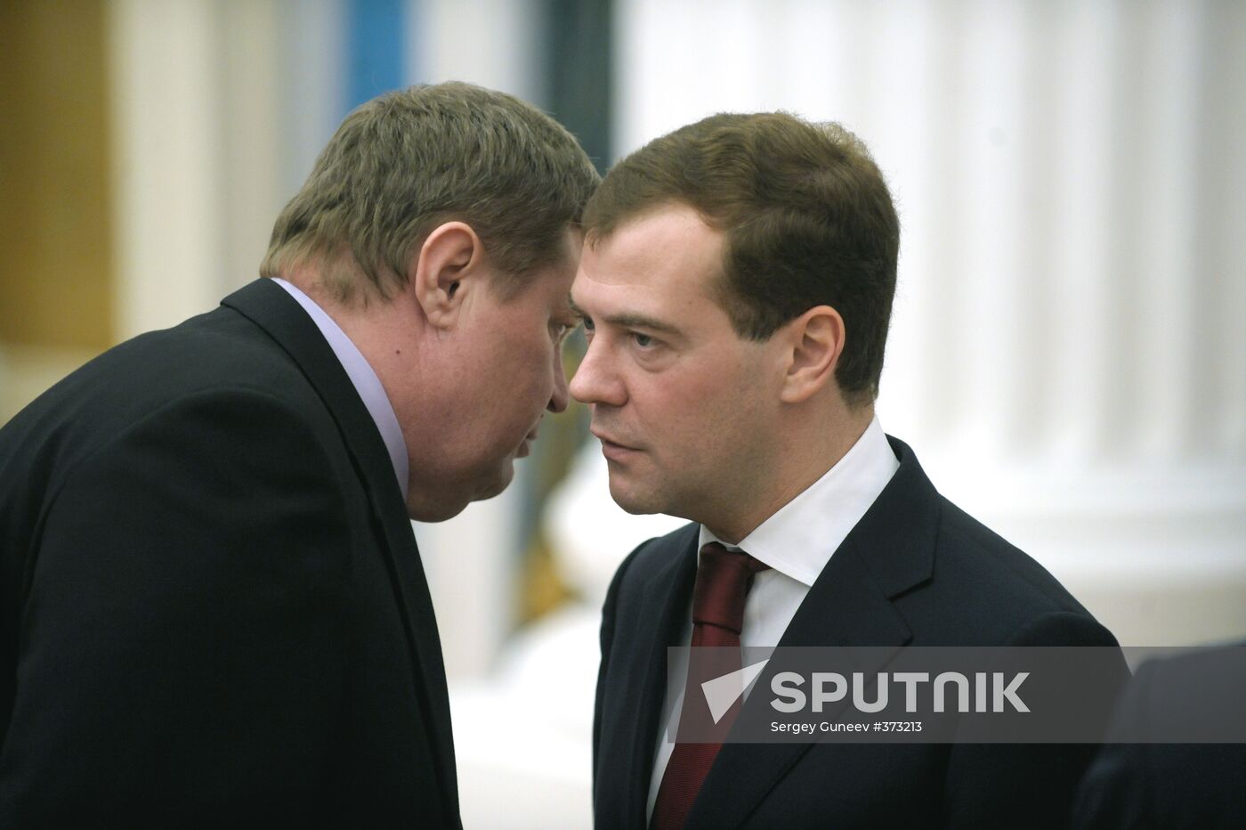 Dmitry Medvedev handing prizes to young scientists