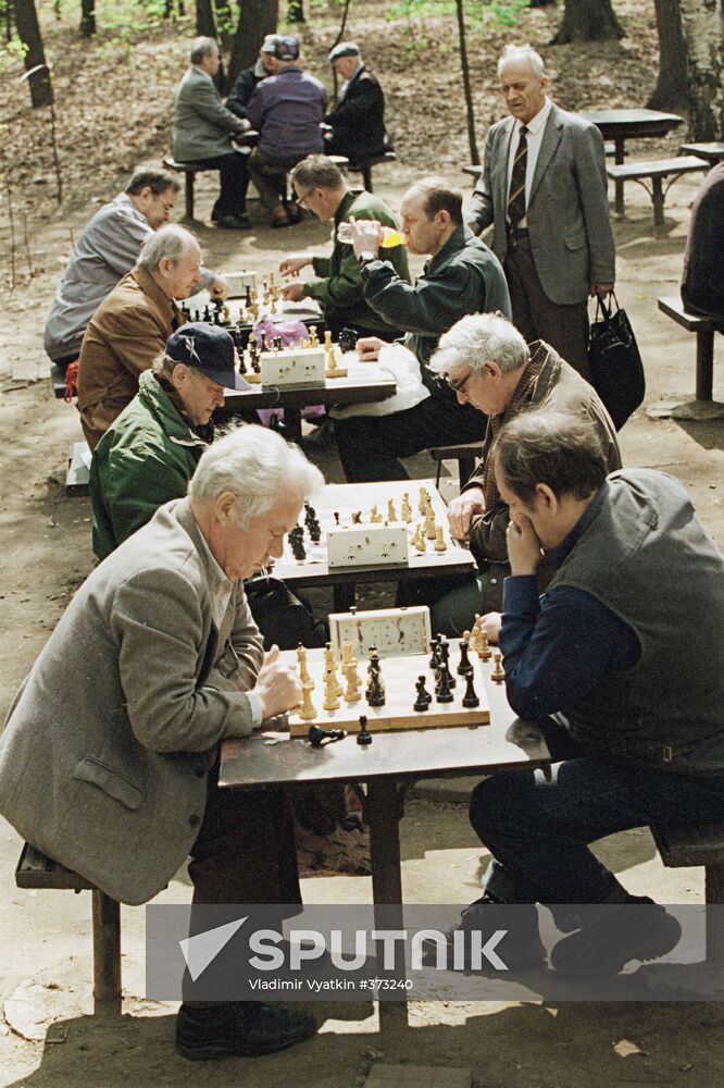 Chess players in Sokolniki park