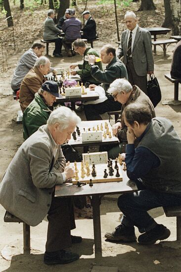 Chess players in Sokolniki park