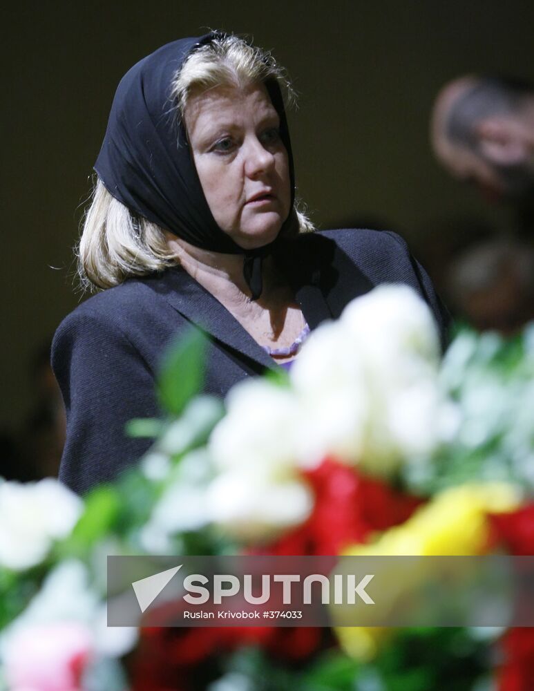 People pay last respects to Margarita Eskina