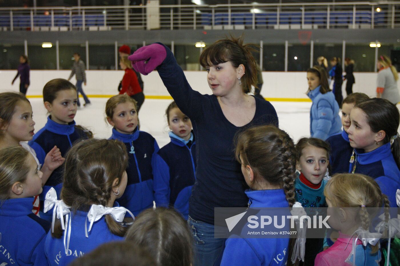 Irina Slutskaya gives masterclass at Snezh.Com