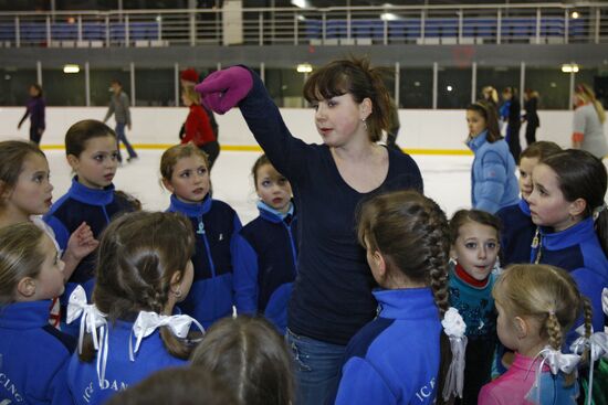 Irina Slutskaya gives masterclass at Snezh.Com