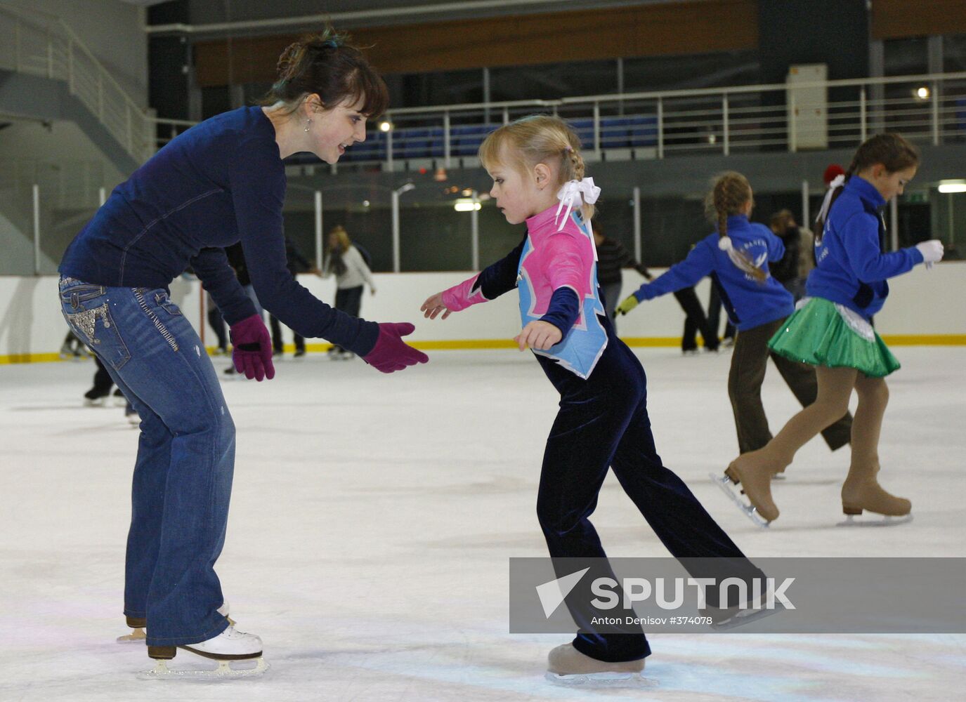 Irina Slutskaya gives masterclass at Snezh.Com