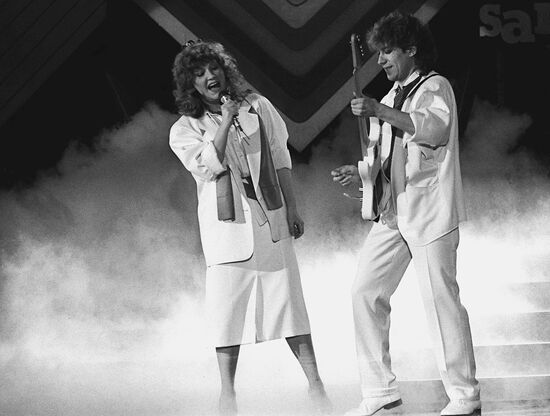 Alla Pugachyova and Vladimir Kuzmin performing
